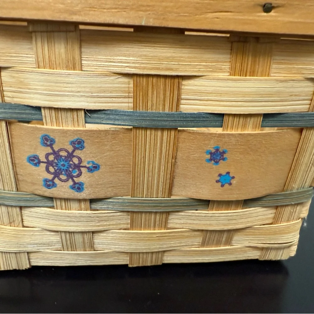 Vintage‎ and Woven Basket with floral pattern excellent condition, beautiful